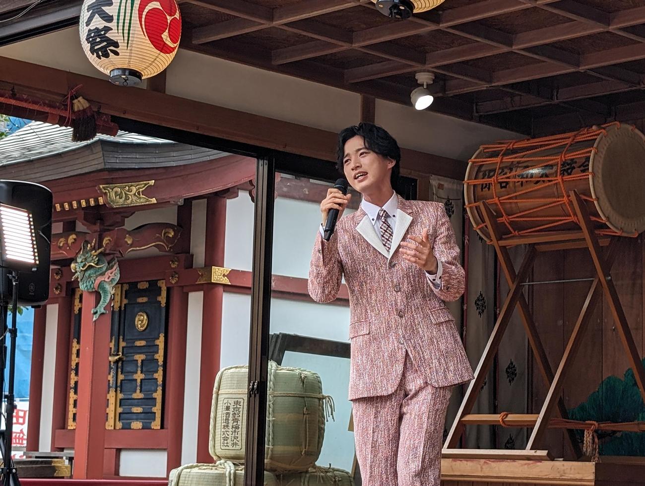 新曲「女がつらい」のヒット祈願を田無神社で行った青山新