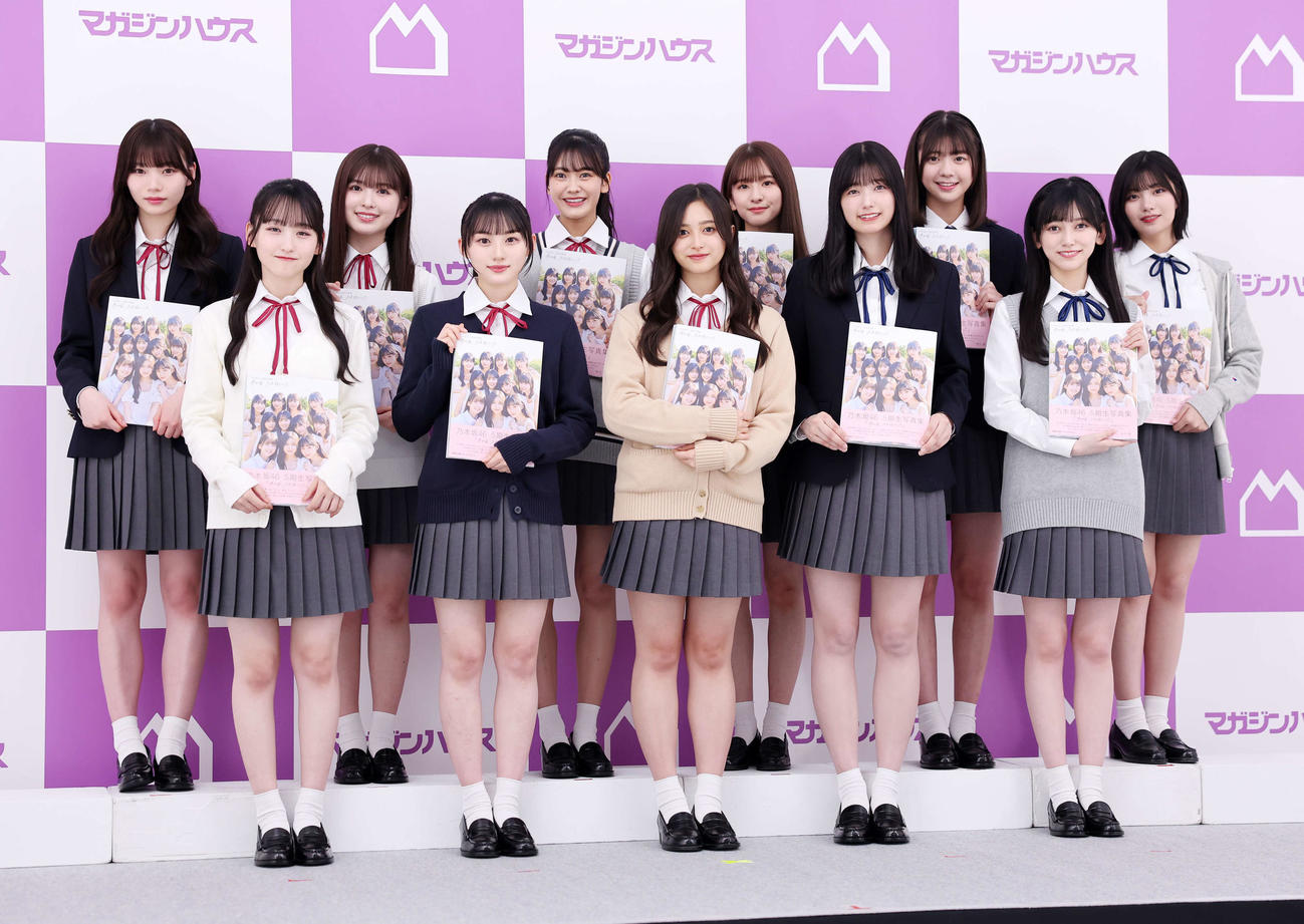 写真集を手にする乃木坂46の5期生。前列左から一ノ瀬美空、川崎桜、井上和、五百城茉央、池田瑛紗、後列左から岡本姫奈、小川彩、奥田いろは、菅原咲月、冨里奈央、中西アルノ（撮影・鈴木正人）