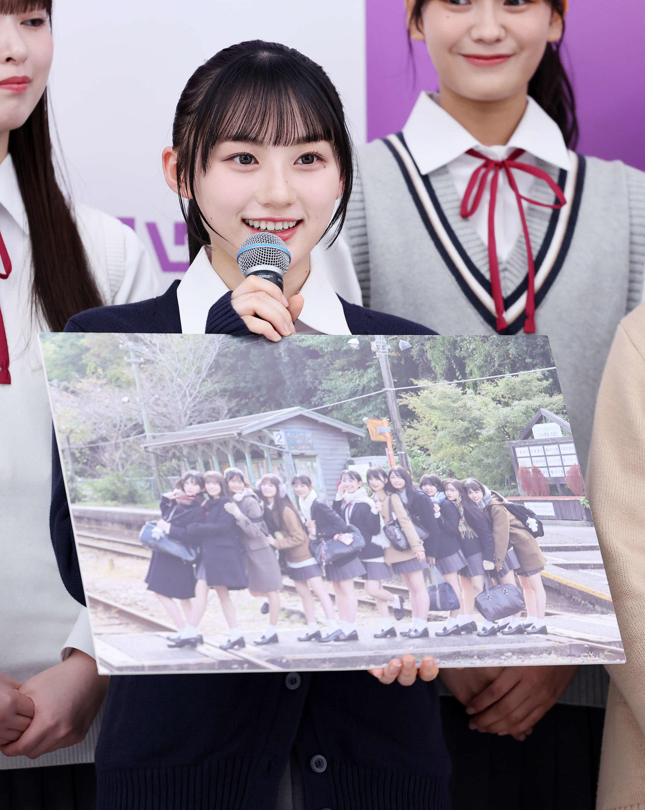 お気に入り写真を見せる川崎桜（撮影・鈴木正人）