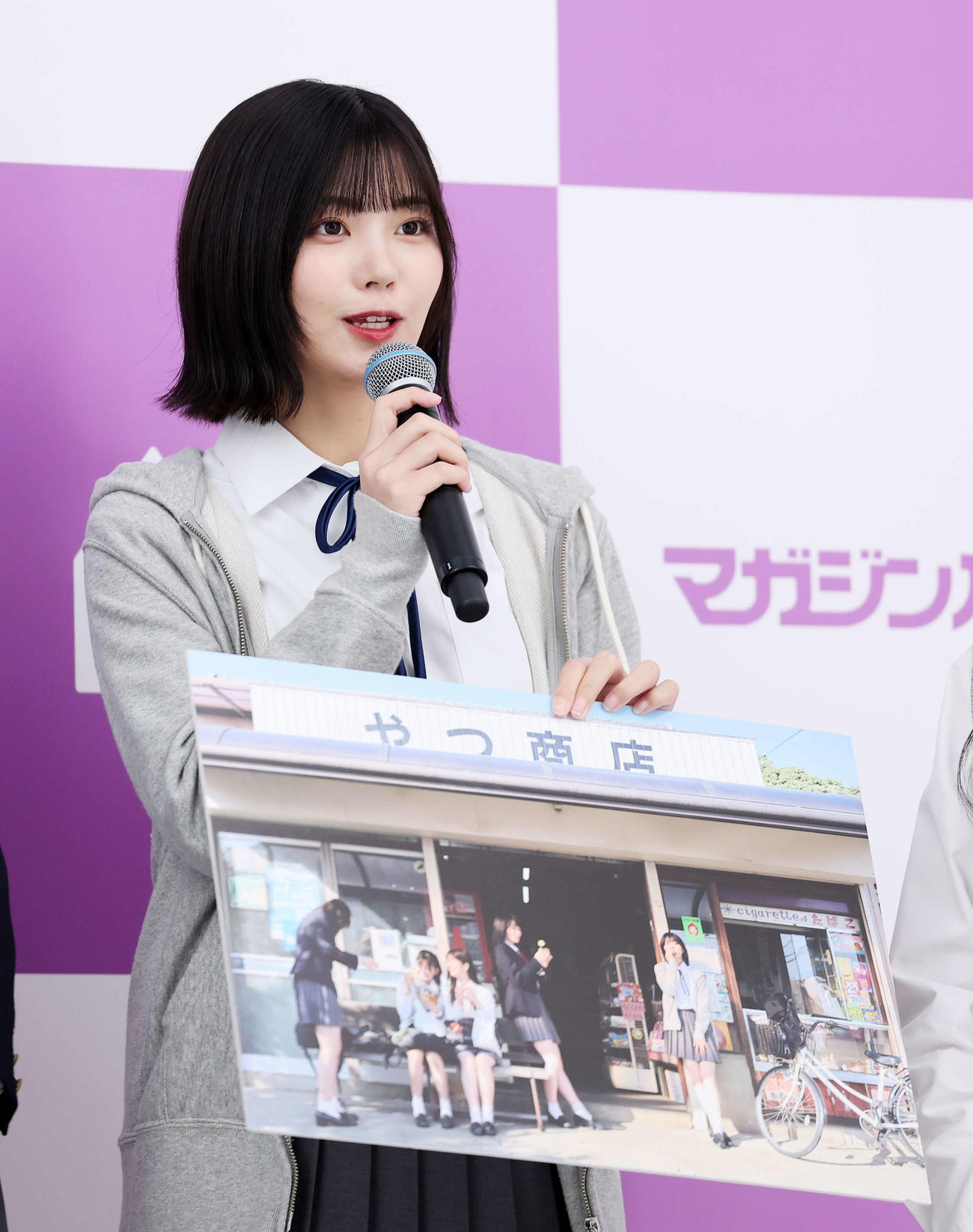 お気に入り写真を見せる中西アルノ（撮影・鈴木正人）