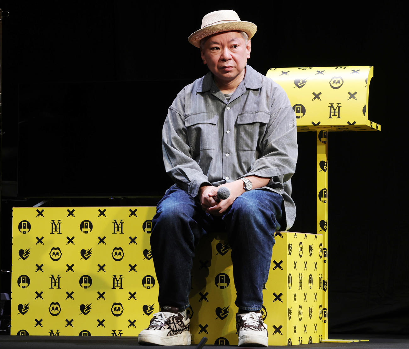 舞台「芸人交換日記」初日に会見した企画・脚本・演出の鈴木おさむ氏（撮影・野上伸悟）