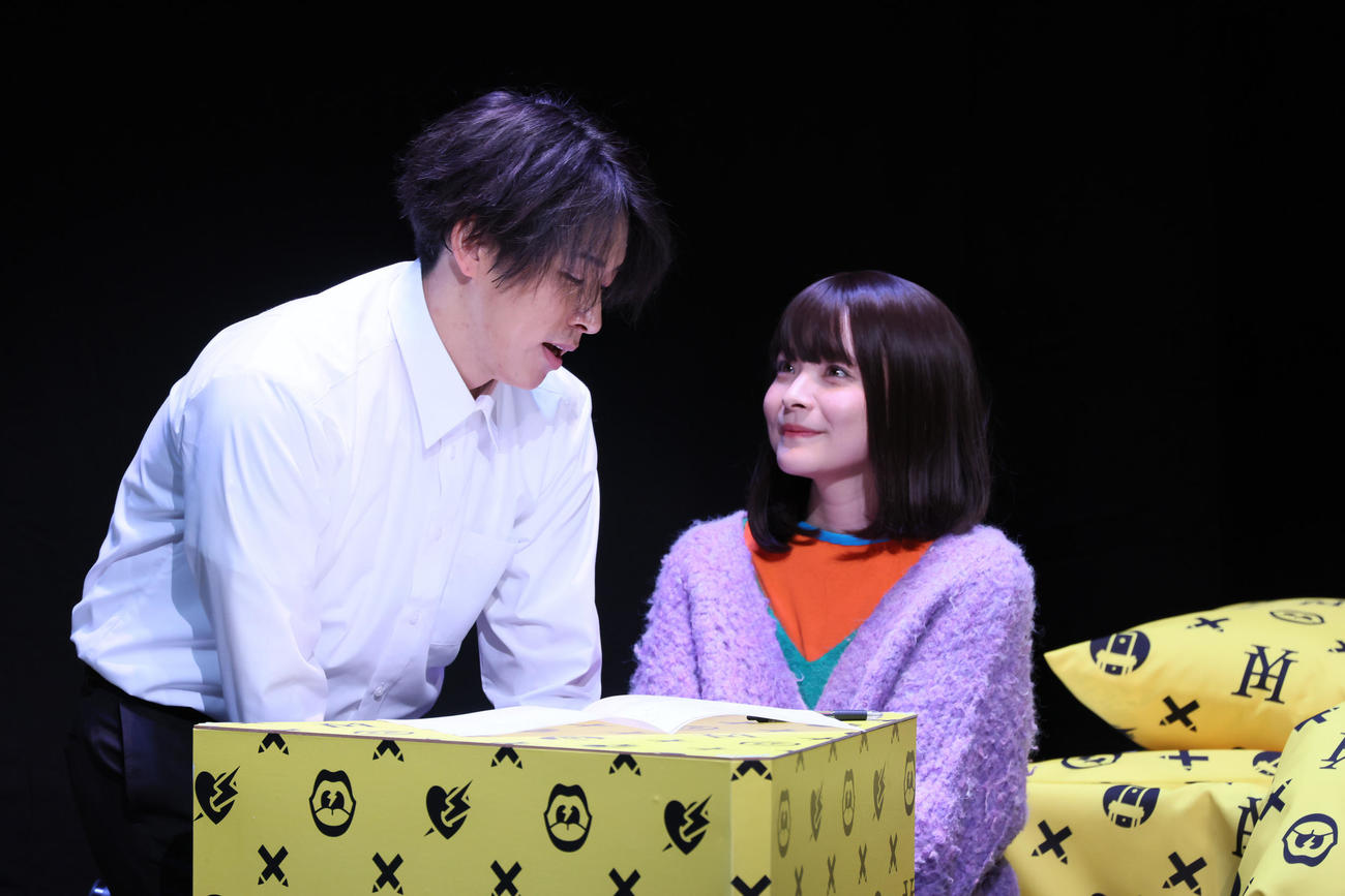 TOKYO FM主催　鈴木おさむ企画・脚本・演出舞台「芸人交換日記」公開ゲネプロを行うTHE RAMPAGEの陣（左）とGacharic Spinのアンジェリーナ1／3