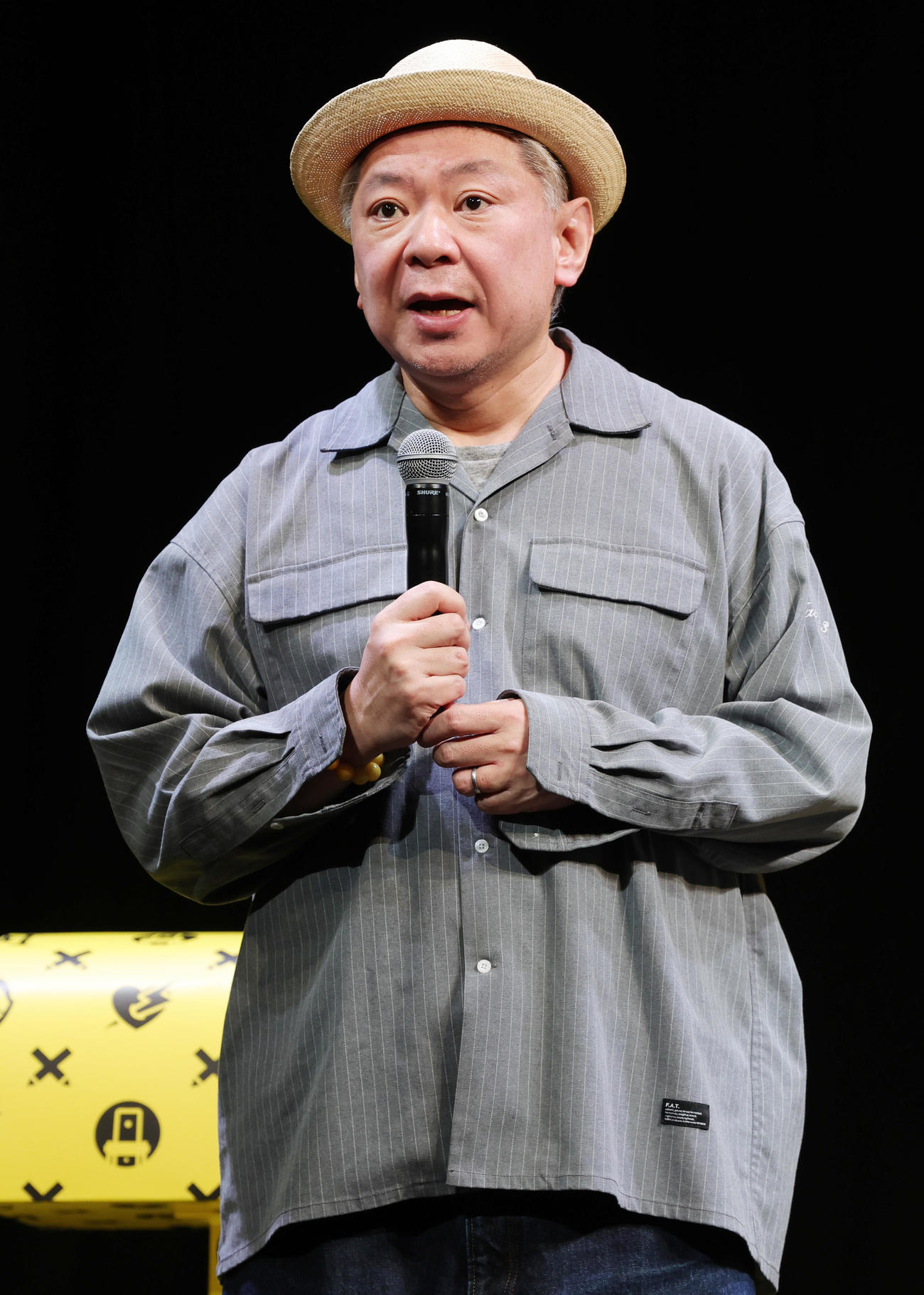 舞台「芸人交換日記」初日に会見した企画・脚本・演出の鈴木おさむ氏（撮影・野上伸悟）
