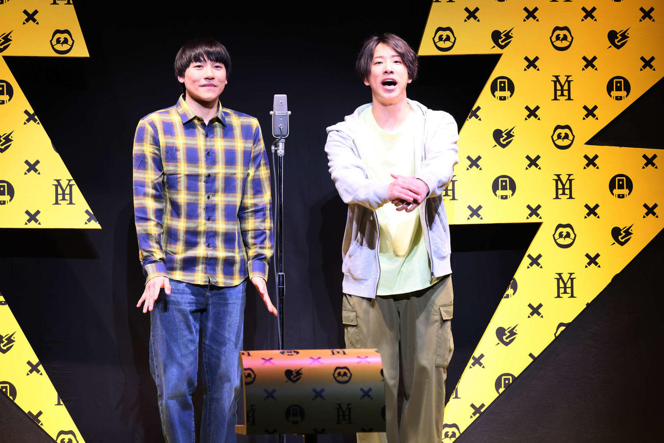 TOKYO FM主催　鈴木おさむ企画・脚本・演出舞台「芸人交換日記」公開ゲネプロを行うGENERATIONSの小森隼（左）とTHE RAMPAGEの陣