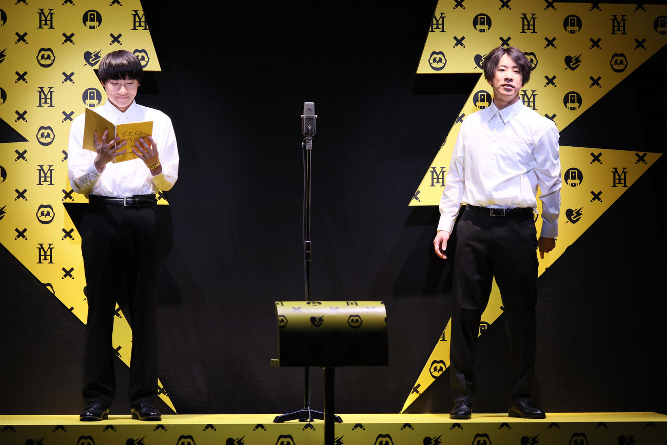 TOKYO FM主催　鈴木おさむ企画・脚本・演出舞台「芸人交換日記」公開ゲネプロを行うGENERATIONSの小森隼（左）とTHE RAMPAGEの陣