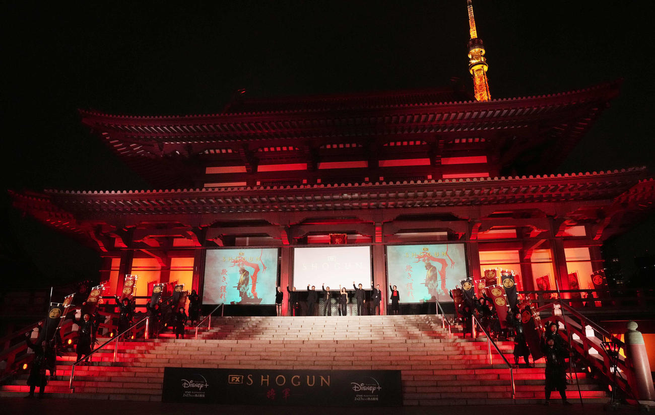 「SHOGUN　将軍」大ヒット祈願イベントで真田広之（中央左）のかけ声とともにライトアップされる増上寺（撮影・鈴木みどり）