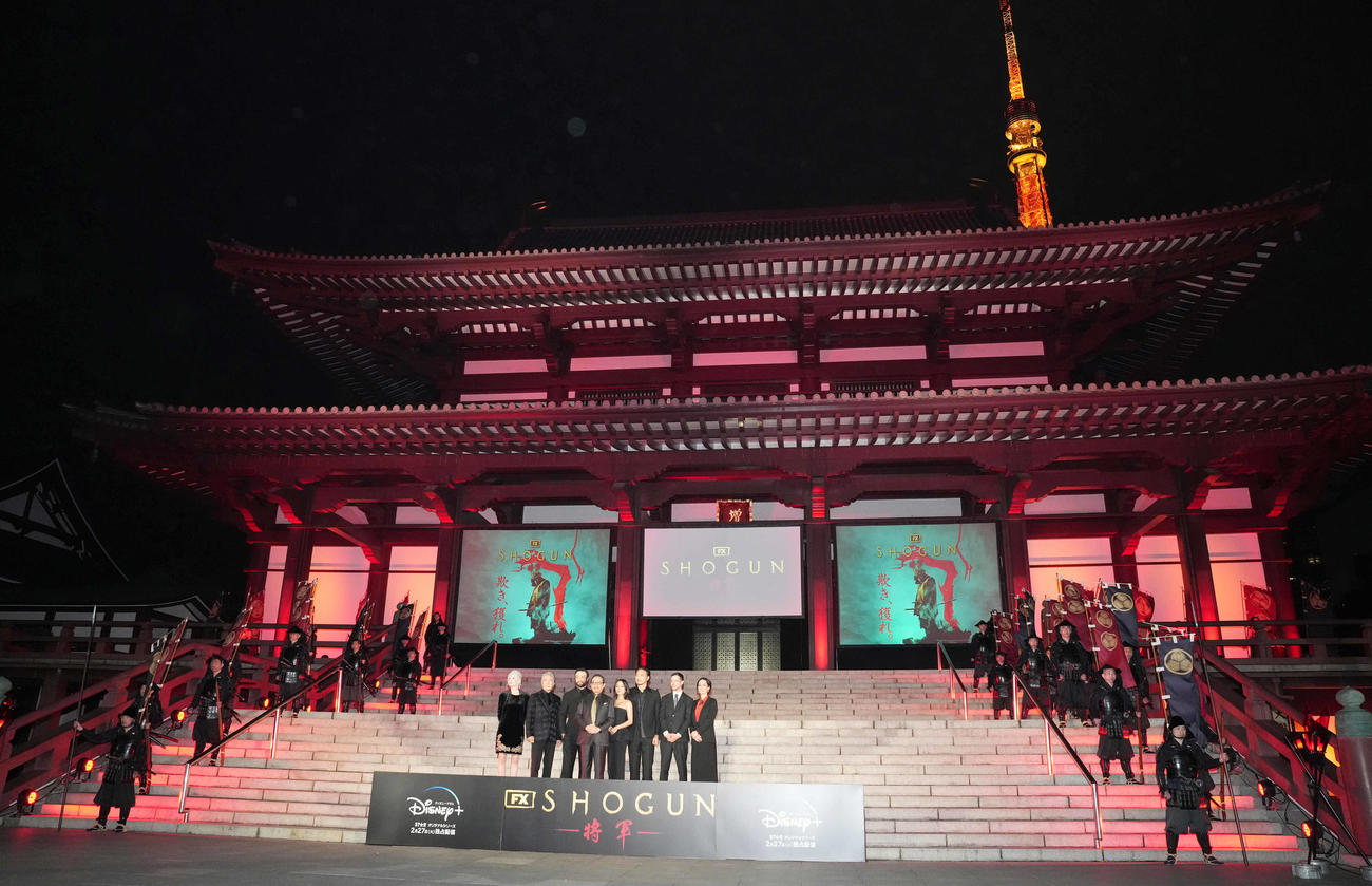 「SHOGUN　将軍」大ヒット祈願イベントで増上寺をバックに写真に納まる出演者たち。左からミカエラ・クラベル氏、西岡徳馬、コズモ・ジャーヴィス、真田広之、サワイ・アンナ、平岳大、ジャスティン・マークス氏、レイチェル・コンドウ氏（撮影・鈴木みどり）