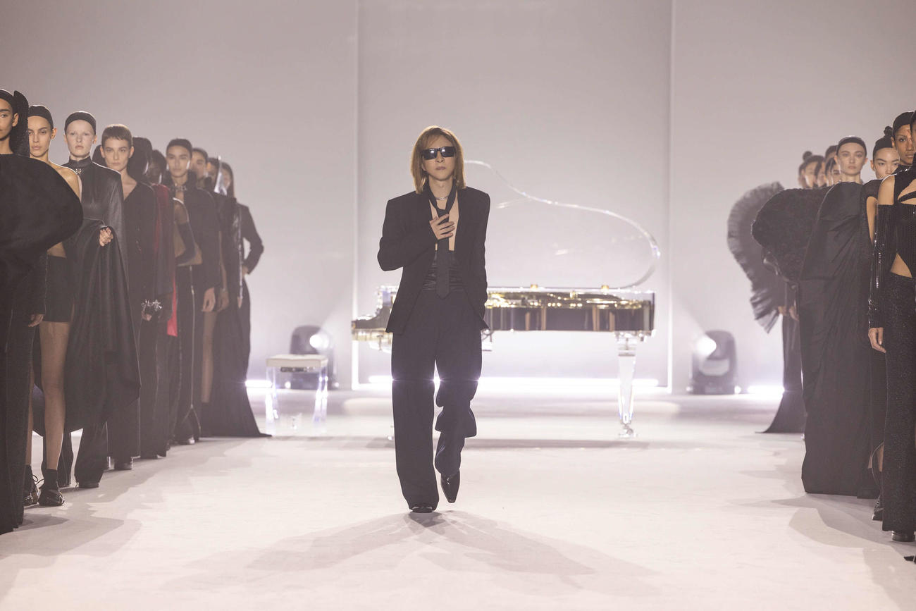 「MAISON YOSHIKI PARIS」デビューショーに登場したYOSHIKI