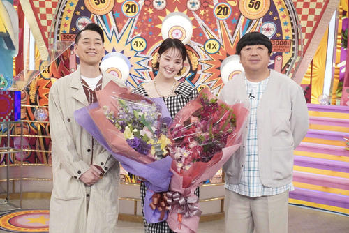 フジテレビ系「奇跡体験！アンビリバボー」を卒業する剛力彩芽（中央）とバナナマン(C)フジテレビ
