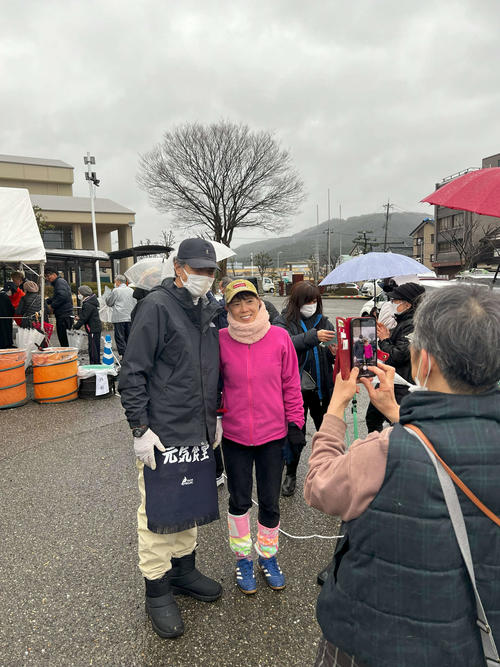 石川県輪島市で炊き出しを行い、写真撮影に応じる舘ひろし（左）