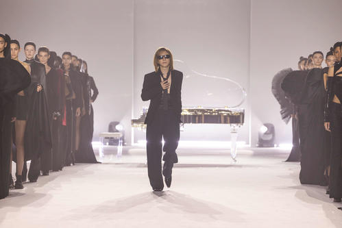 「MAISON YOSHIKI PARIS」デビューショーに登場したYOSHIKI