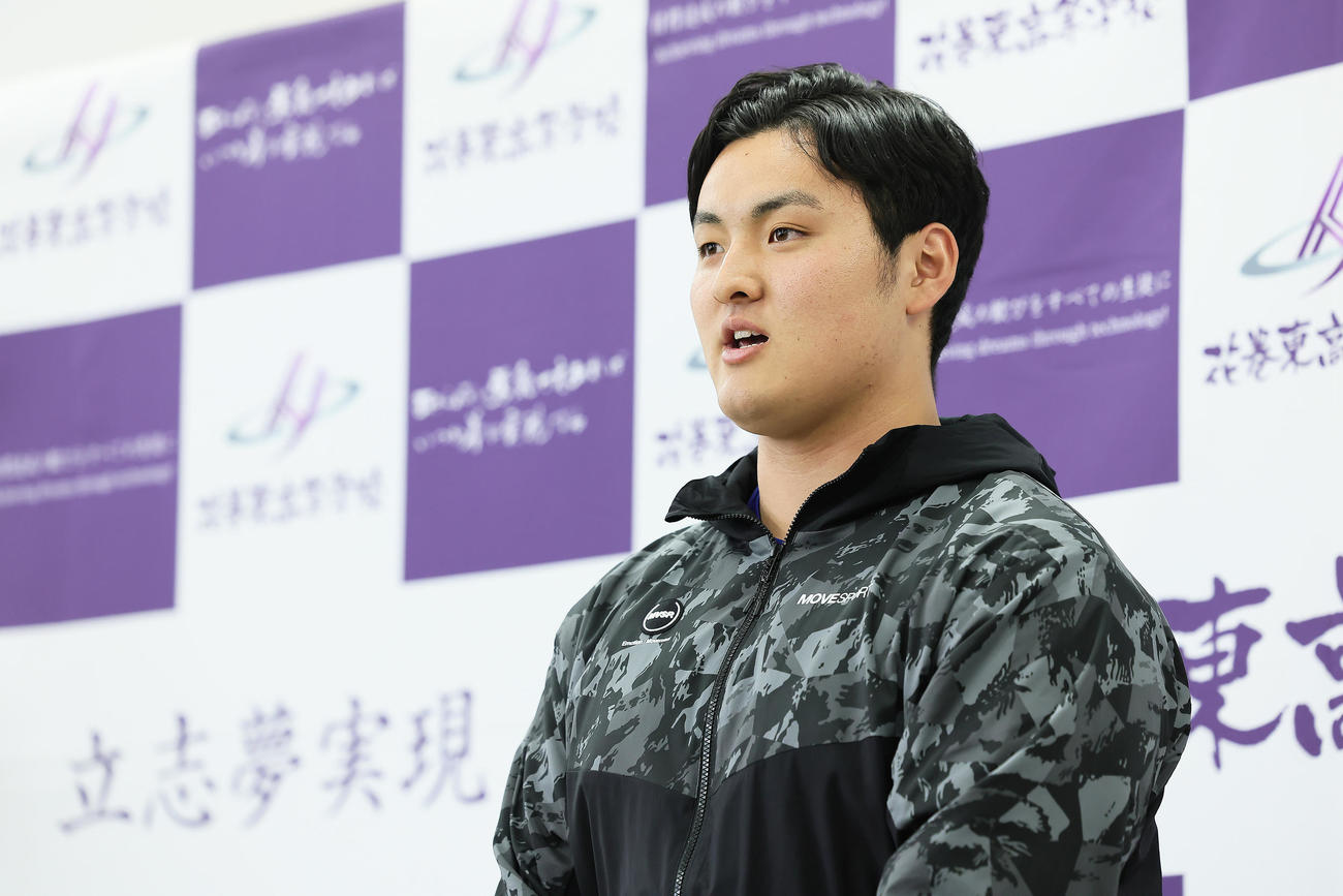 米スタンフォード大への進学が決まり、取材に応じる佐々木麟太郎（2024年2月20日撮影）