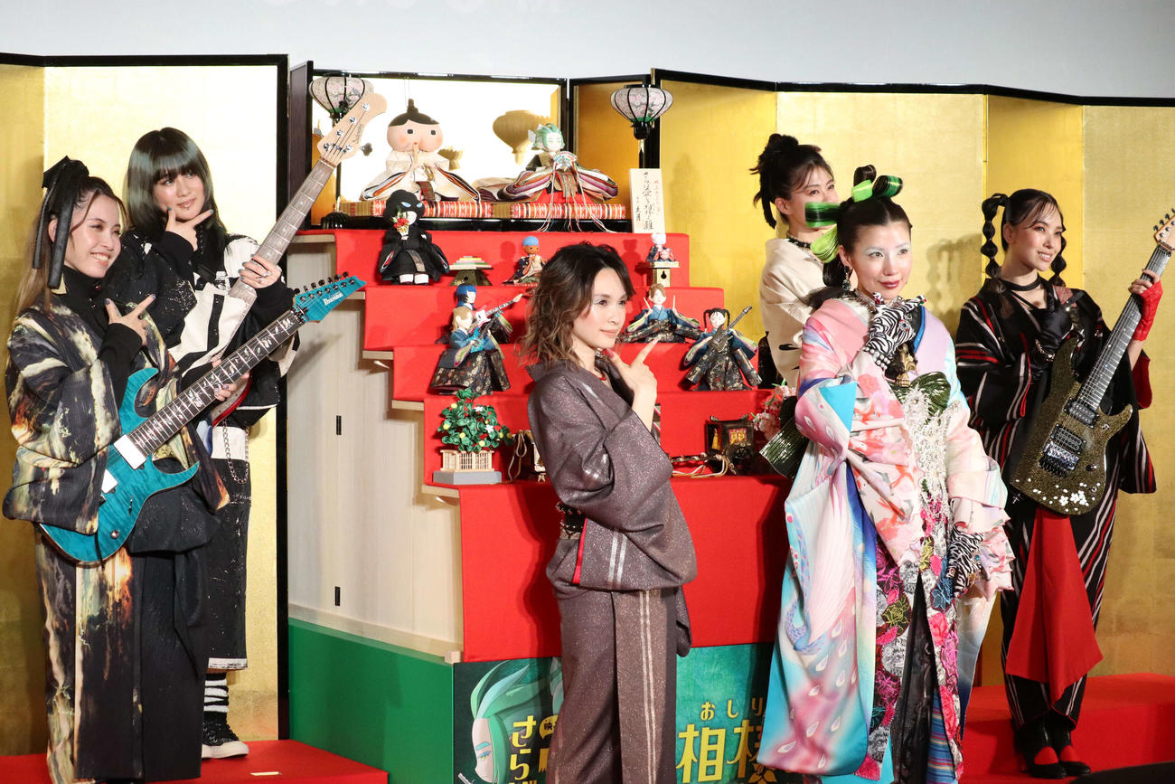 「映画おしりたんてい　さらば愛しき相棒よ」公開記念ひな祭りイベントに出席した仲里依紗（前列左から2人目）とNEMOPHILA（撮影・加藤理沙）