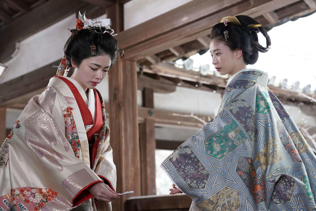 フジテレビ系「大奥」に出演する左から小芝風花、森川葵(C)フジテレビ