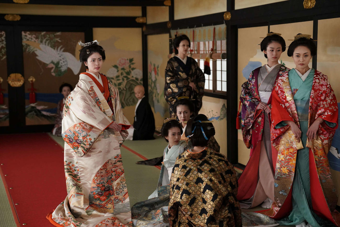 フジテレビ系「大奥」に出演する小芝風花（左）ら(C)フジテレビ