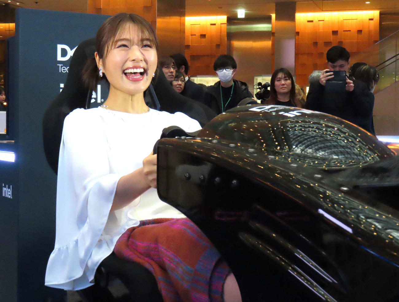 ドライビングシミュレーションゲームを体験する渋谷凪咲