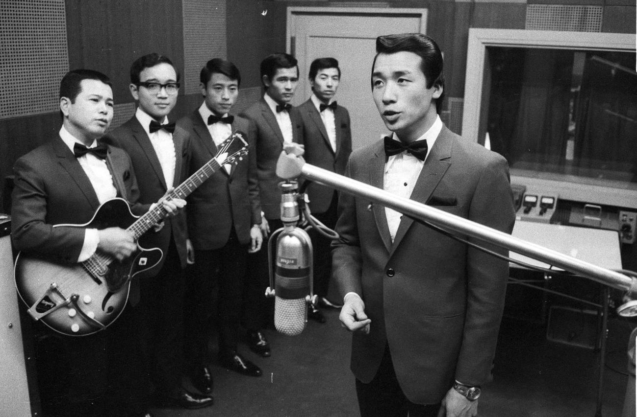 69年1月、レコーディングを行う内山田洋とクール・ファイブ。右手前は前川清