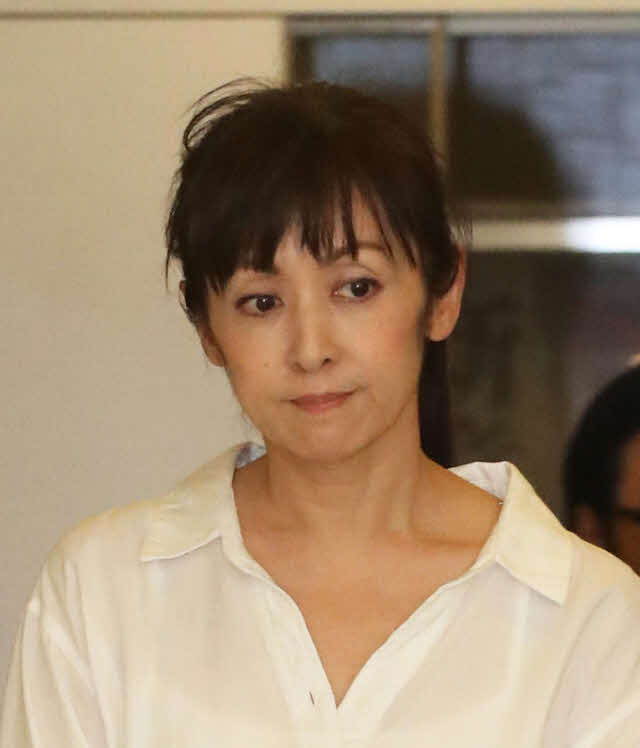 会見場に入る斉藤由貴（2017年8月3日）