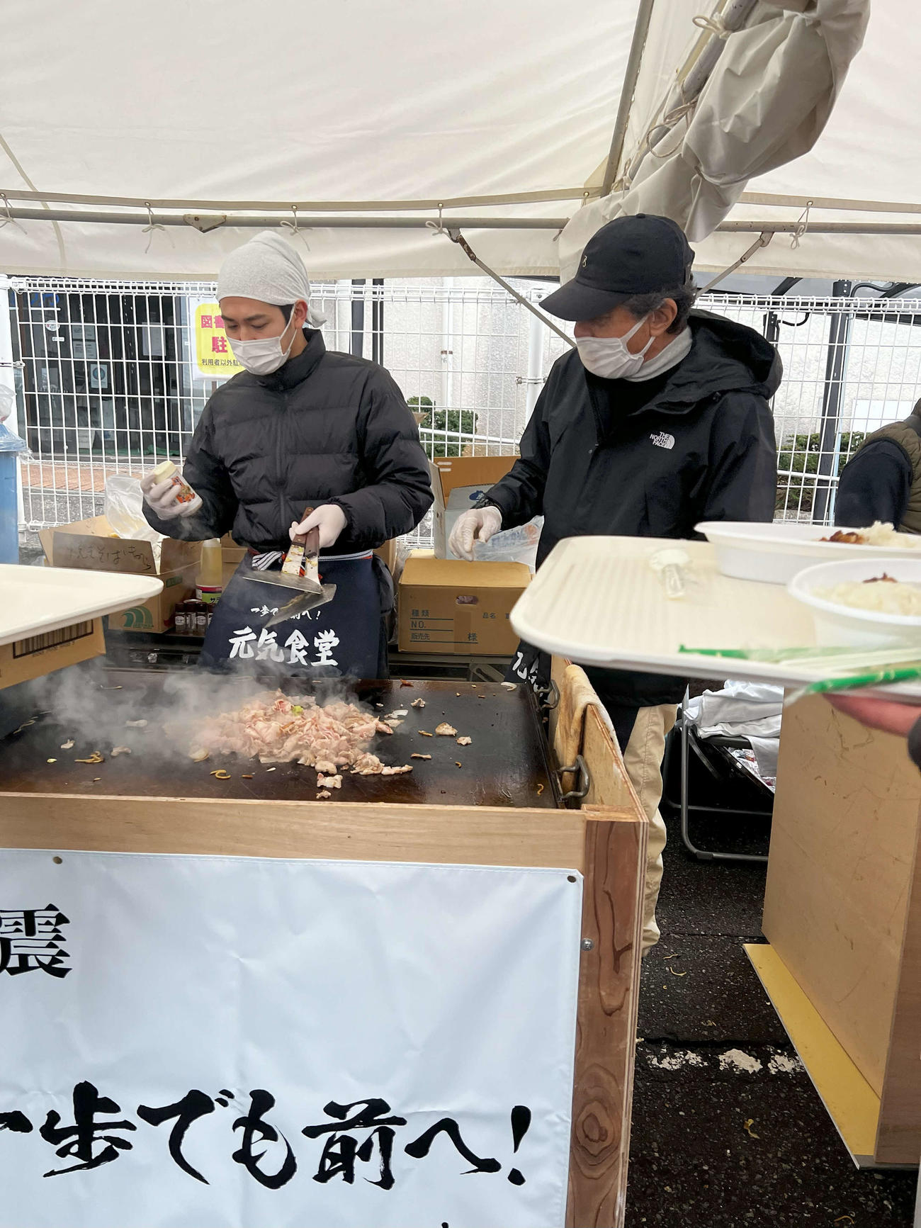 石川県輪島市で炊き出しを行う舘ひろし（右）
