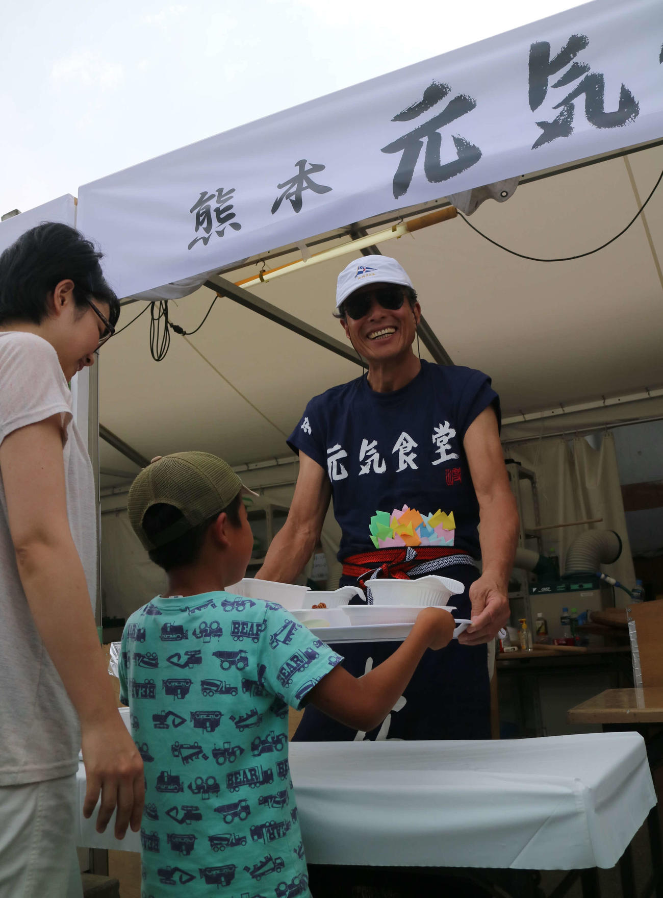 16年6月、熊本地震後、益城町で炊き出しをする石原軍団の舘ひろし