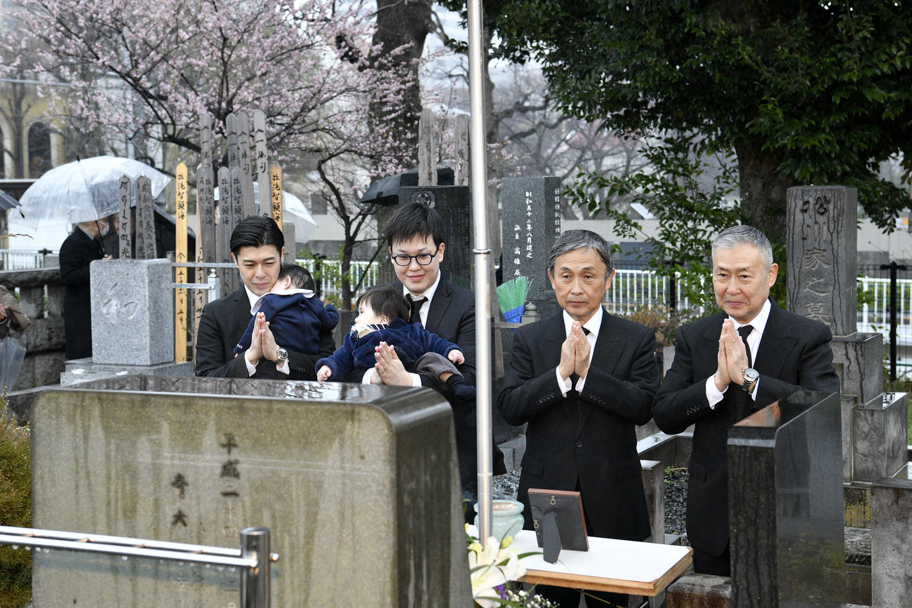 4代目中村雀右衛門さんの十三回忌法要に出席した、左から大谷廣松、大谷廣太郎、中村雀右衛門、大谷友右衛門