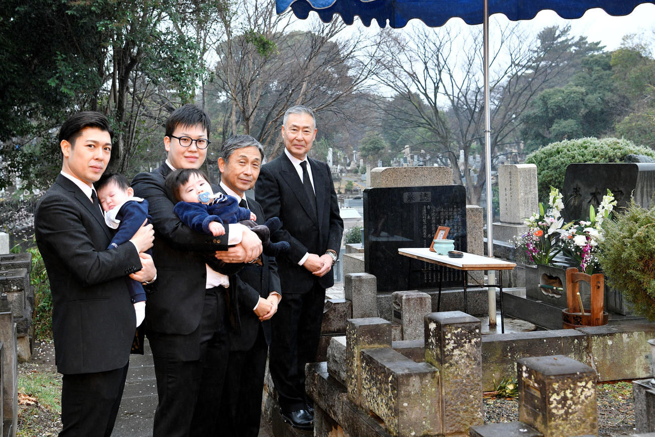 4代目中村雀右衛門さんの十三回忌法要。左から、それぞれの息子を抱っこして出席した大谷廣松、大谷廣太郎、中村雀右衛門、大谷友右衛門