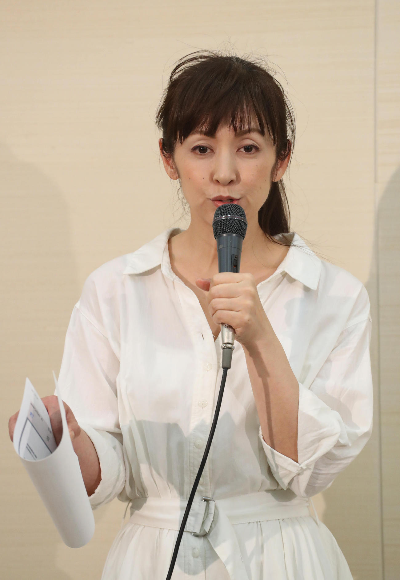 会見で質問に答える斉藤由貴（2017年8月3日）
