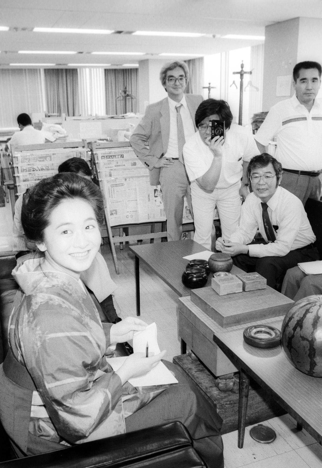 NHK朝の連続テレビ小説「はね駒」でヒロインの新聞記者時代に入り、役作りため記者クラブを訪れたりん役の斉藤由貴（1986年7月25日）