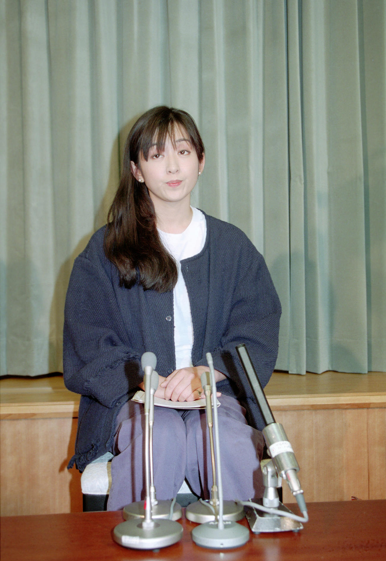 会見に出席した斉藤由貴（1993年7月19日）