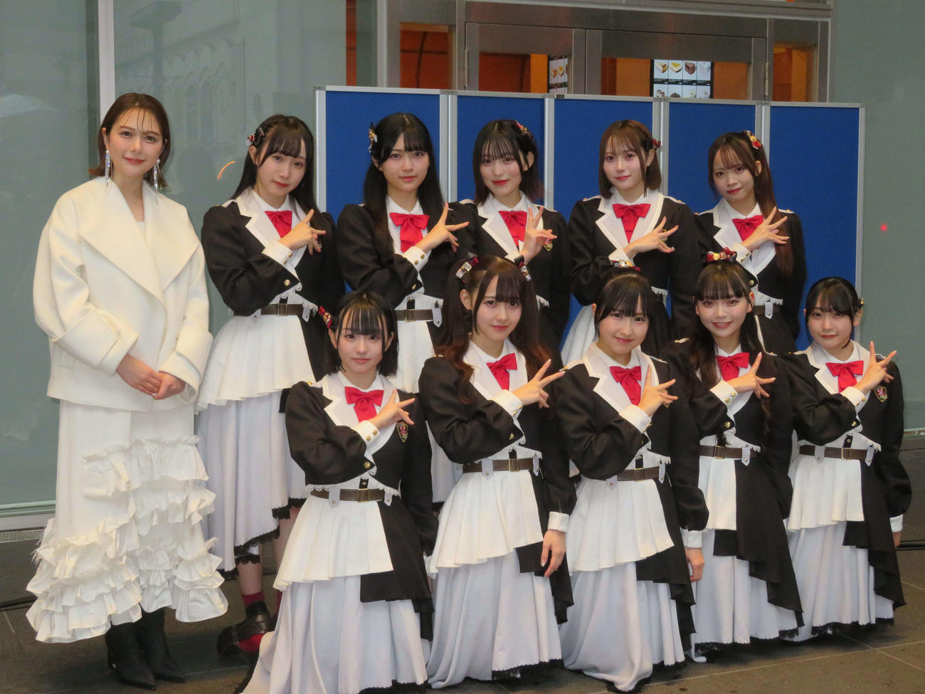新宿でメジャーデビューリリースイベントを開いた高嶺のなでしこ。前列左から涼海すう、松本ももな、東山恵里沙、籾山ひめり、城月菜央、後列左からスペシャルサポーターの村重杏奈、葉月紗蘭、星谷美来、春野莉々、橋本桃呼、日向端ひな（撮影・村上幸将）