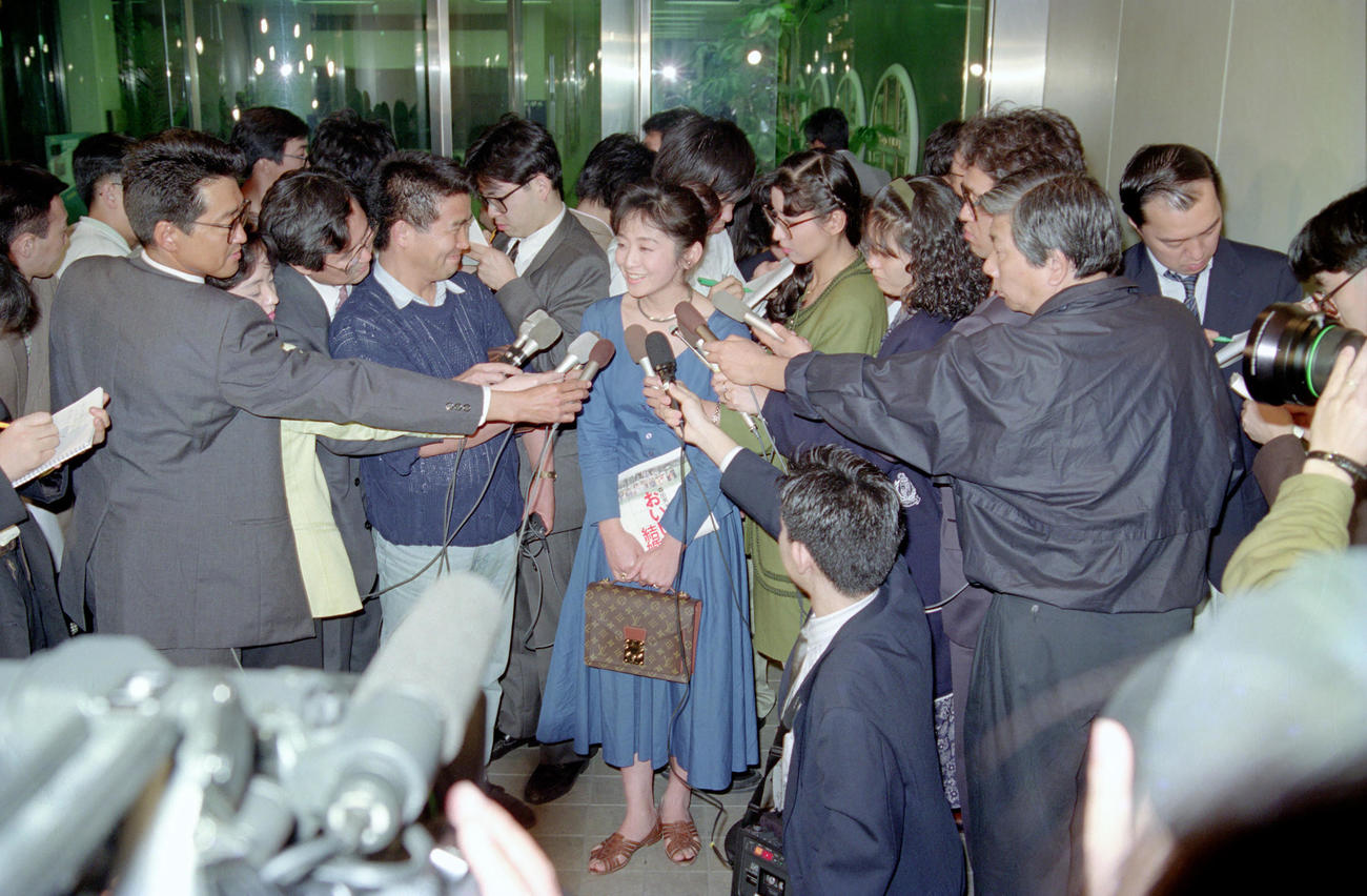 リポーター陣の取材に応じる斉藤由貴（1991年4月26日撮影）