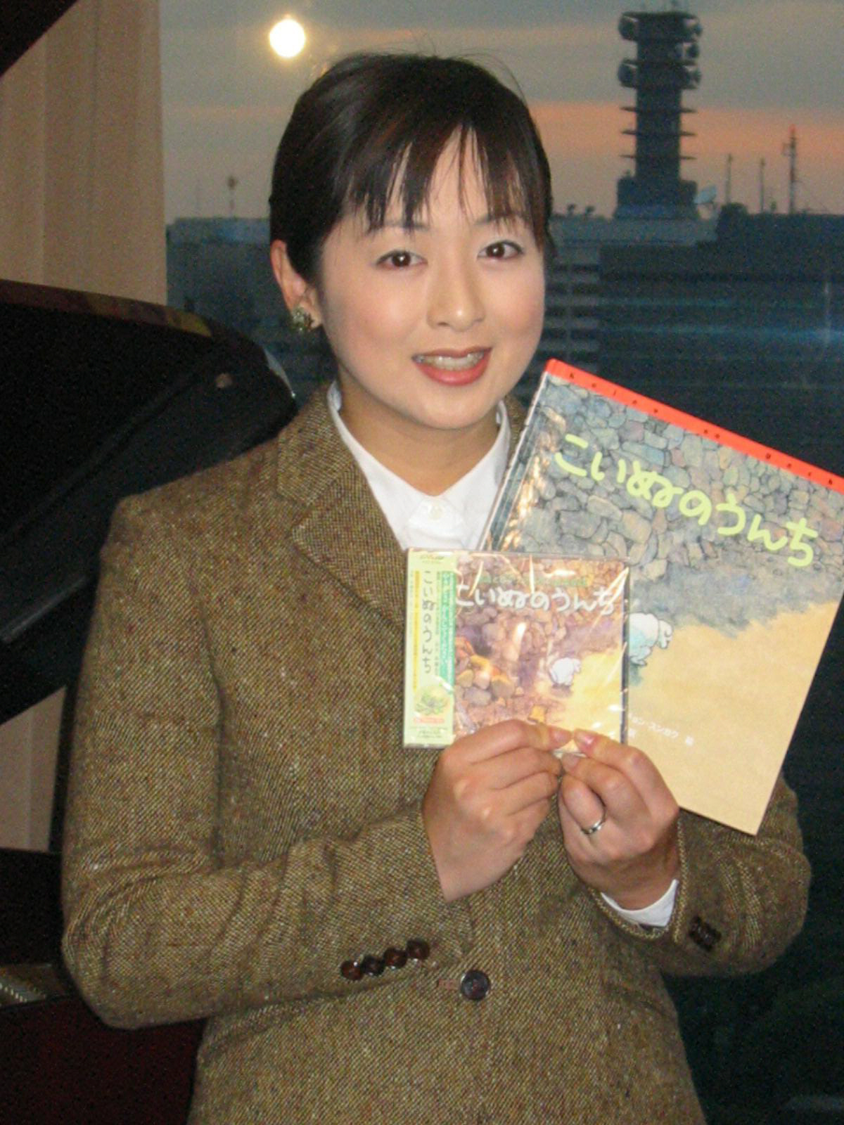 斉藤由貴は、絵本「こいぬのうんち」のCD化で初めて朗読に挑戦した（2002年11月）