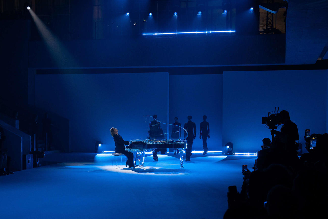 「MAISON YOSHIKI PARIS」デビューショーに登場し、ピアノを弾くYOSHIKI