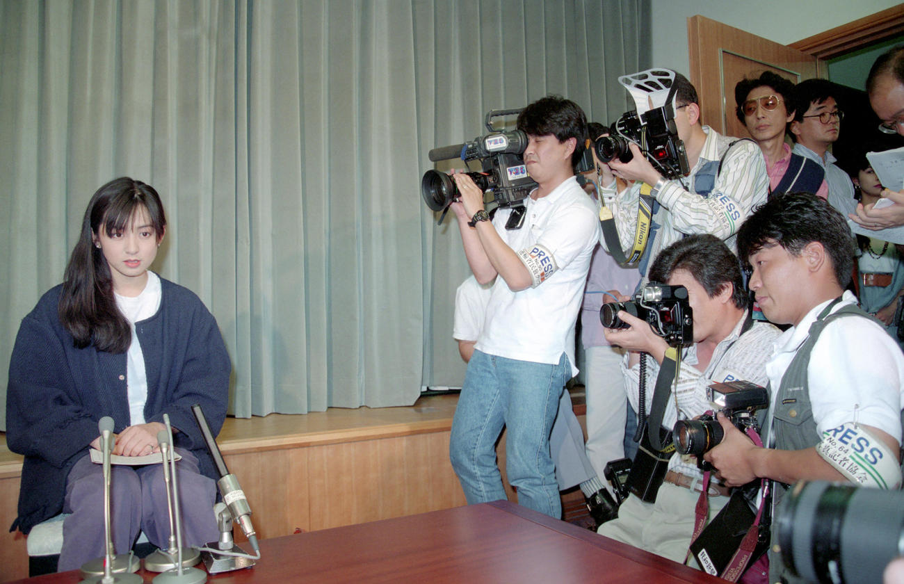 会見に出席した斉藤由貴（1993年7月19日）