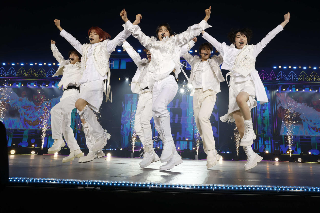 SMTOWN LIVE 2024 SMCU PALACE　＠TOKYOでパフォーマンスするNCT WISH。左からリョウ、ユウシ、シオン、リク、ジェヒ、サクヤ