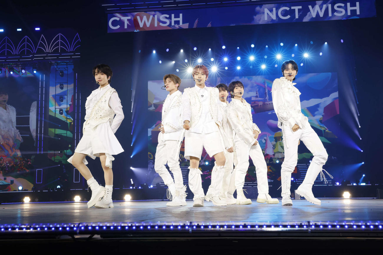 SMTOWN LIVE 2024 SMCU PALACE　＠TOKYOでパフォーマンスするNCT WISH。左からサクヤ、シオン、ユウシ、ジェヒ、リョウ、リク