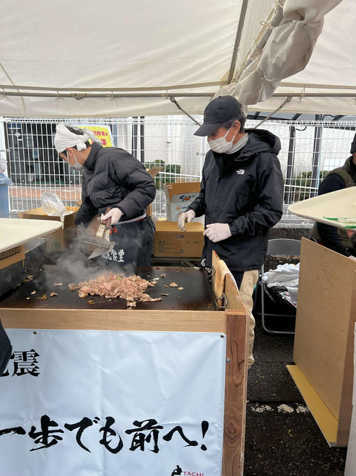 石川県輪島市で炊き出しを行う舘ひろし(右)