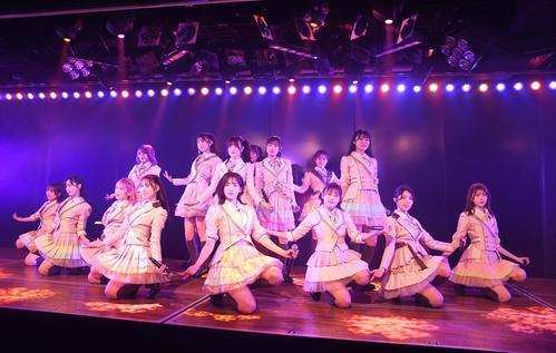 村山彩希(前列左から3人目)プロデュース公演初日前に公開ゲネプロを行ったAKB48(撮影・大友陽平)