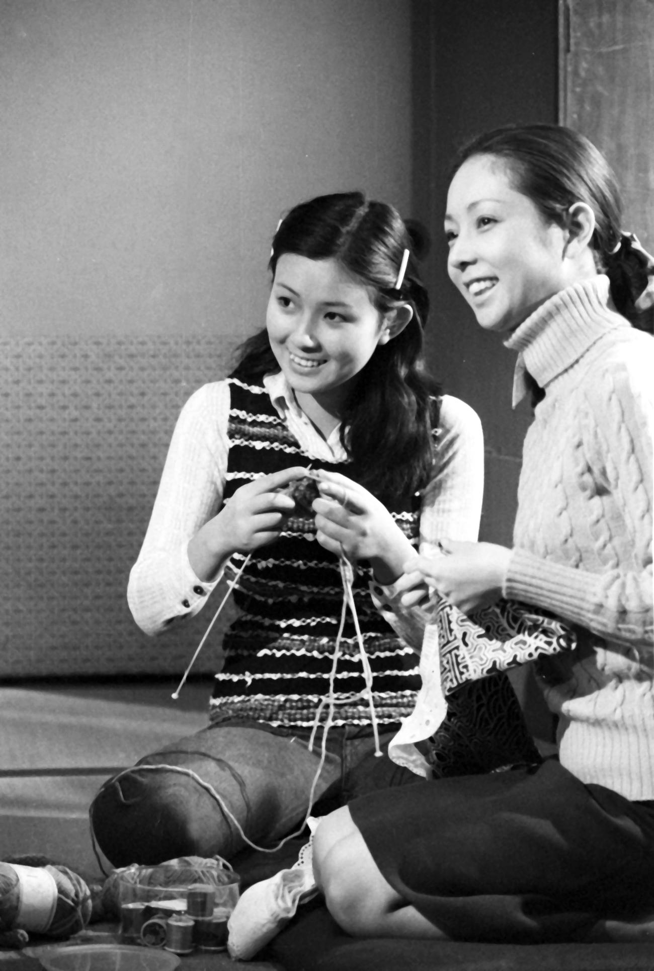 TBSテレビ「冬の貝殻」で秋吉久美子（左）と共演する山本陽子さん（1974年2月撮影）