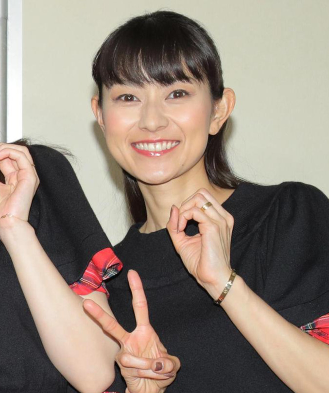モー娘。20周年にちなんで両手で「20」のポーズをとる石黒彩