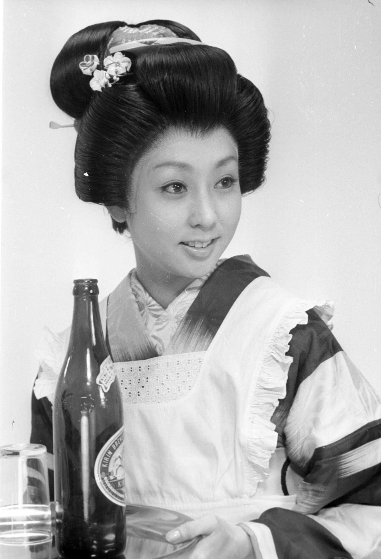 芸術座「放浪記」で、悠起役で初舞台が決まりスチール撮影する山本陽子さん（1971年1月撮影）