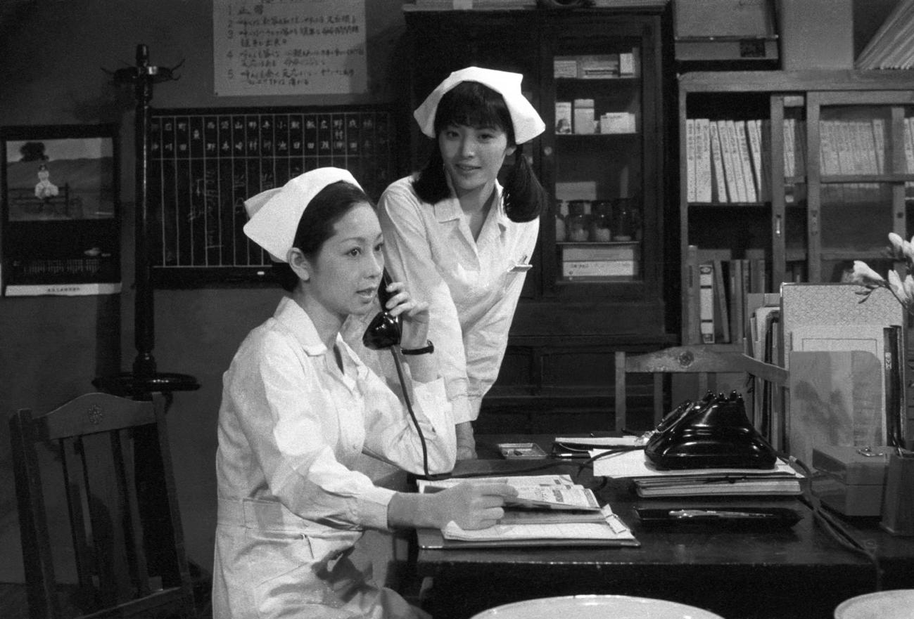 TBSドラマ「人間の歌シリーズ」の収録で松坂慶子（右）と共演する山本陽子さん（1973年12月撮影）