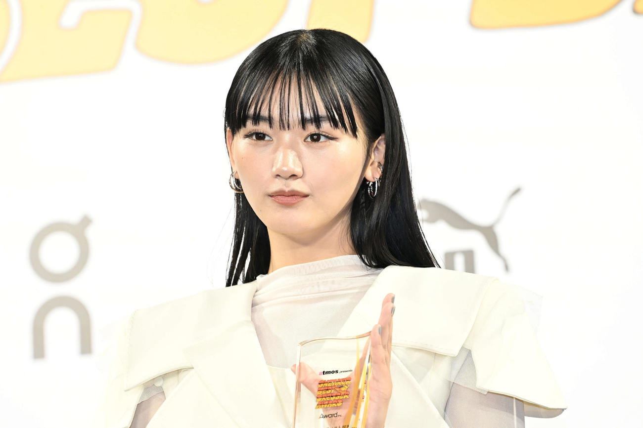 女性アーティスト部門を受賞した櫻坂46山崎天（撮影・滝沢徹郎）