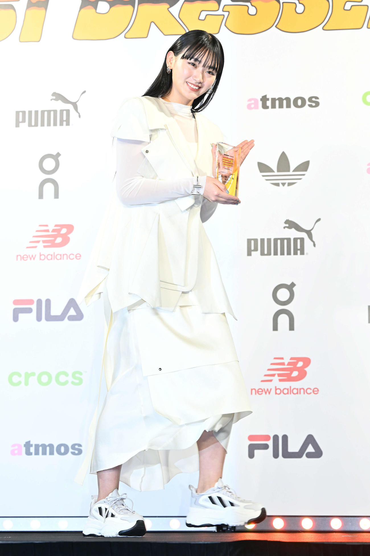 女性アーティスト部門を受賞し降壇する櫻坂46山崎天（撮影・滝沢徹郎）