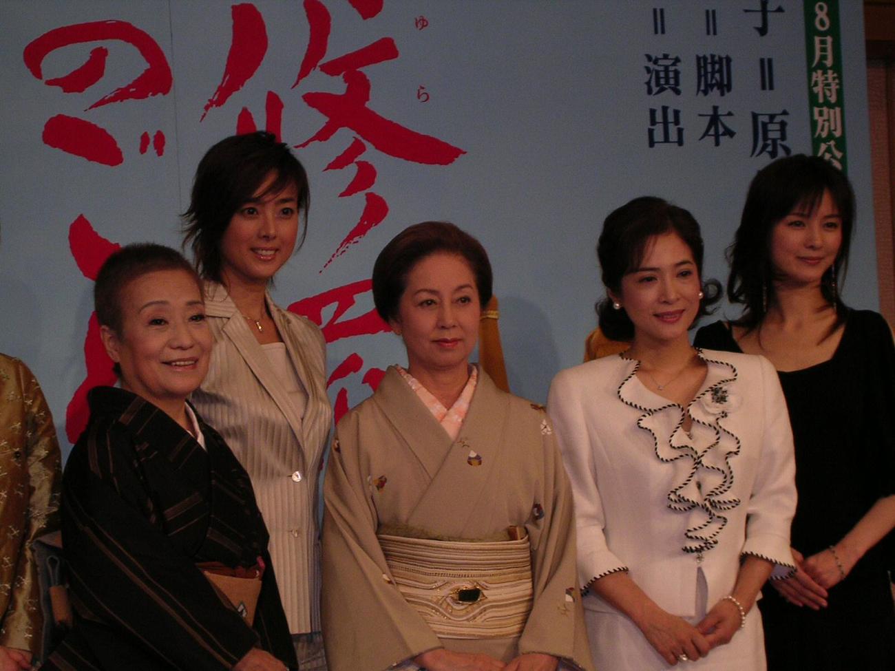 舞台「阿修羅のごとく」に出演する左から中村メイコ、秋本奈緒美、山本陽子、中田喜子、藤谷美紀　2004／05／17