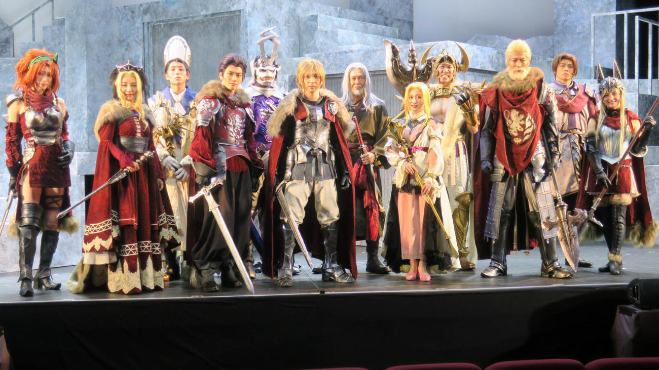 舞台「FINAL FANTASY BRAVE EXVIUS幻影戦争THE STAGE」の公開ゲネプロで。主演の吉田仁人（前列中央）ら出演者たち