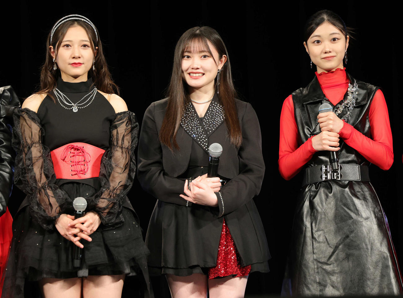 ニューアルバム「3rd－Moment－」をリリースし会見した、左からつばきファクトリーの谷本安美、小野田紗栞、八木栞（撮影・野上伸悟）