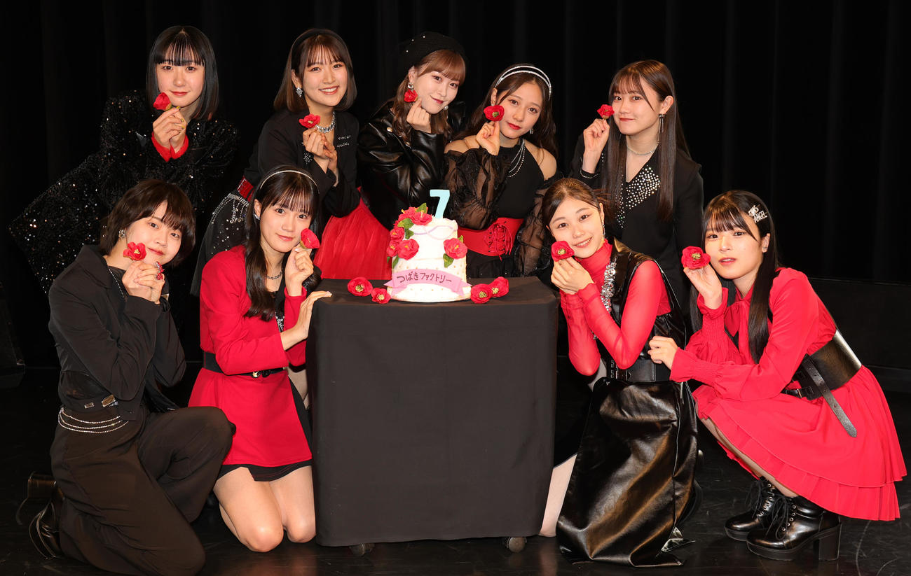 ニューアルバム「3rd－Moment－」をリリースしたつばきファクトリーは、メジャーデビューから7周年の記念日に、ケーキを贈られポーズ。前列左から福田真琳、河西結心、八木栞、豫風瑠乃、後列左から秋山眞緒、小野瑞歩、新沼希空、谷本安美、小野田紗栞（撮影・野上伸悟）