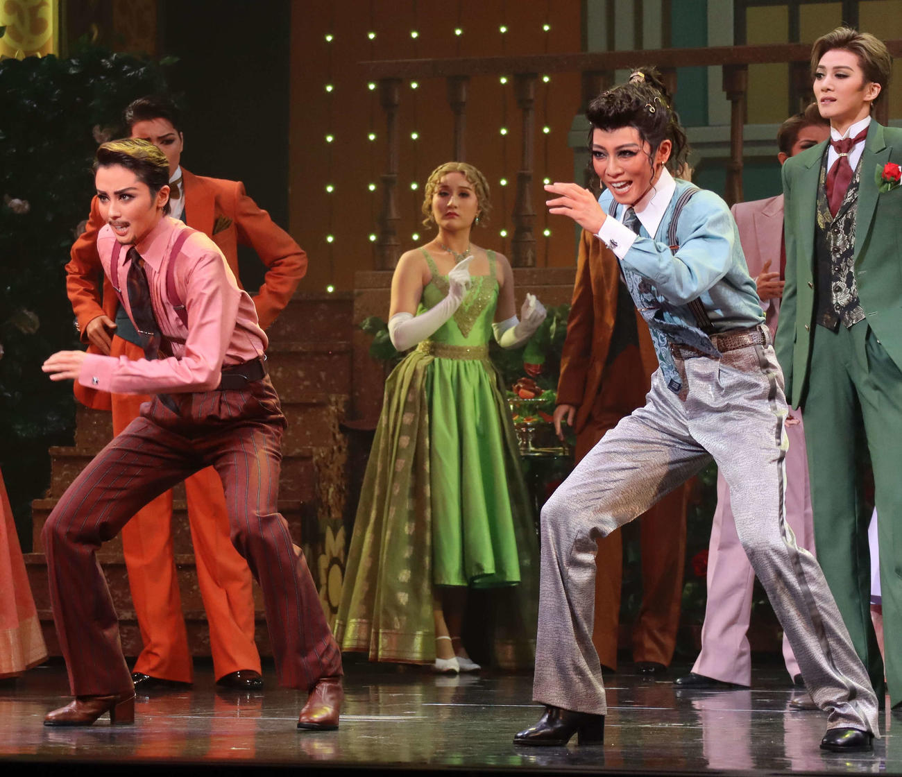 「RRR×TAKA“R”AZUKA～√Bheem～」でナートゥダンスを披露する暁千星（左）、礼真琴