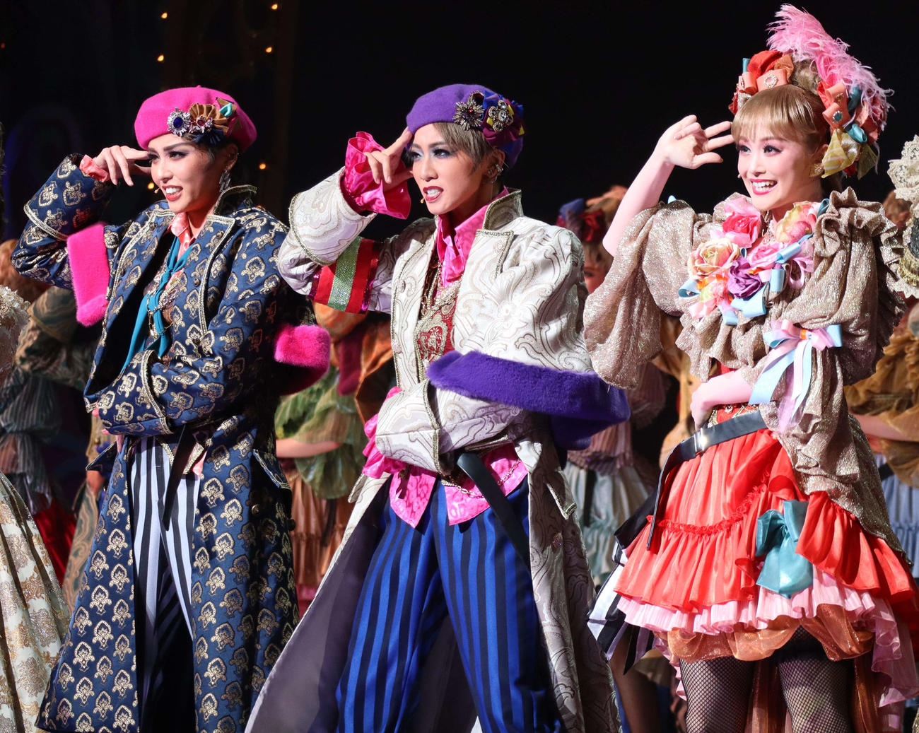 「VIOLETOPIA（ヴィオレトピア）」で歌う、左から暁千星、礼真琴、舞空瞳